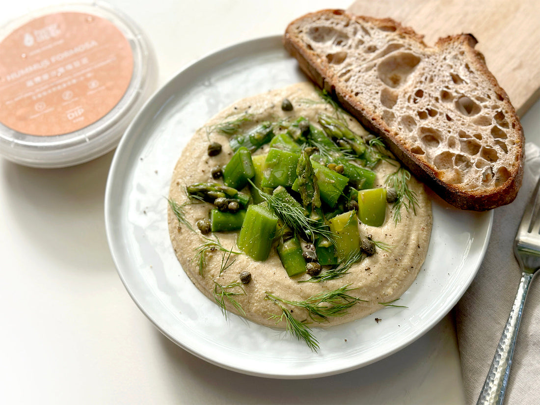 福爾摩沙鷹嘴豆泥床上的優雅蘆筍