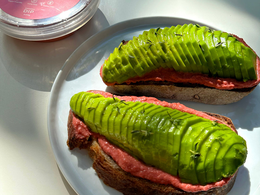 酪梨與粉紅甜菜鷹嘴豆泥